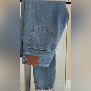 Light blue Levi’s women jeans W29 L 28. Knee ribbed